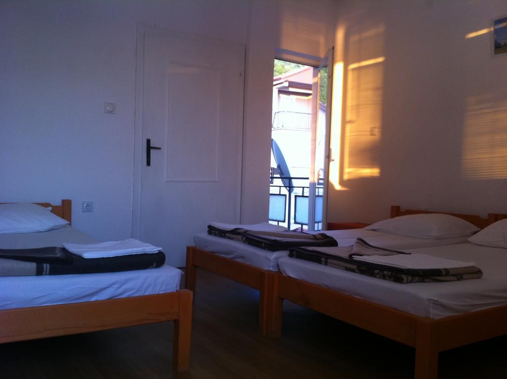 Guest House Lokoski Pestani Szoba fotó