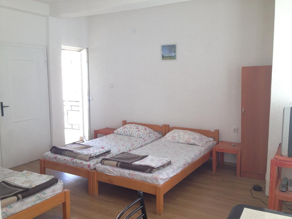 Guest House Lokoski Pestani Szoba fotó